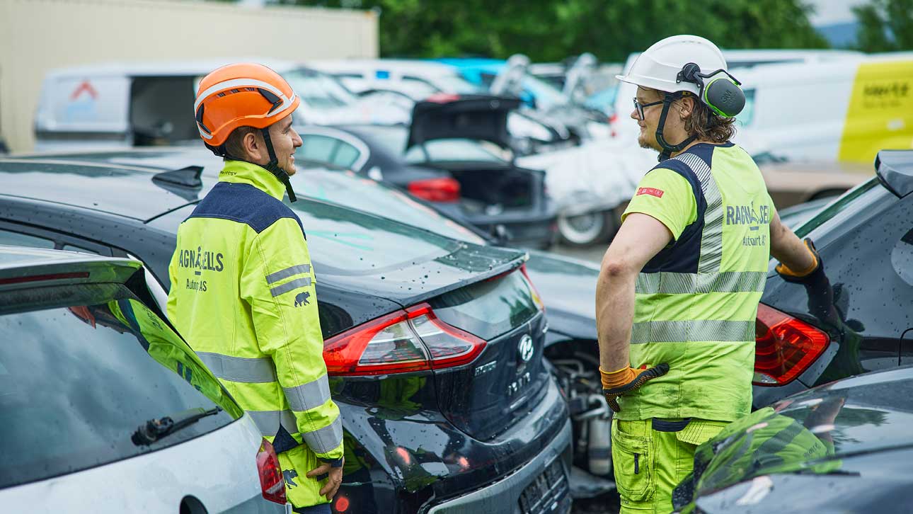 Når biler kommer til et av Ragn-Sells Autoparts sine mottak blir de først vurdert, før de demonteres og miljøsaneres. (Foto: Ragn-Sells Autoparts)