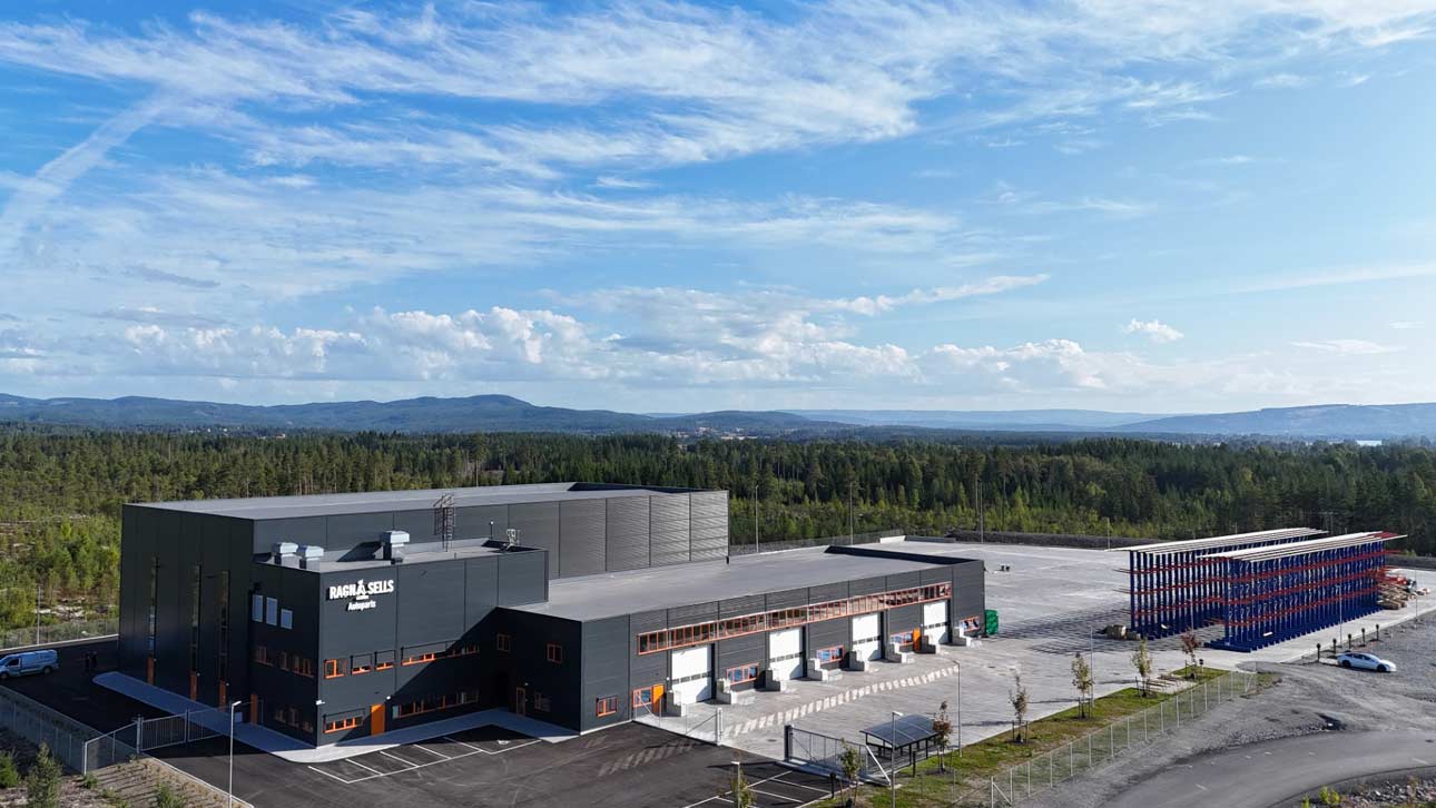 Nytt anlegg og nye muligheter. Her ser du Ragn-Sells Autoparts sitt nye anlegg p&aring; Oppaker fra luften. (Foto: Ragn-Sells Autoparts)