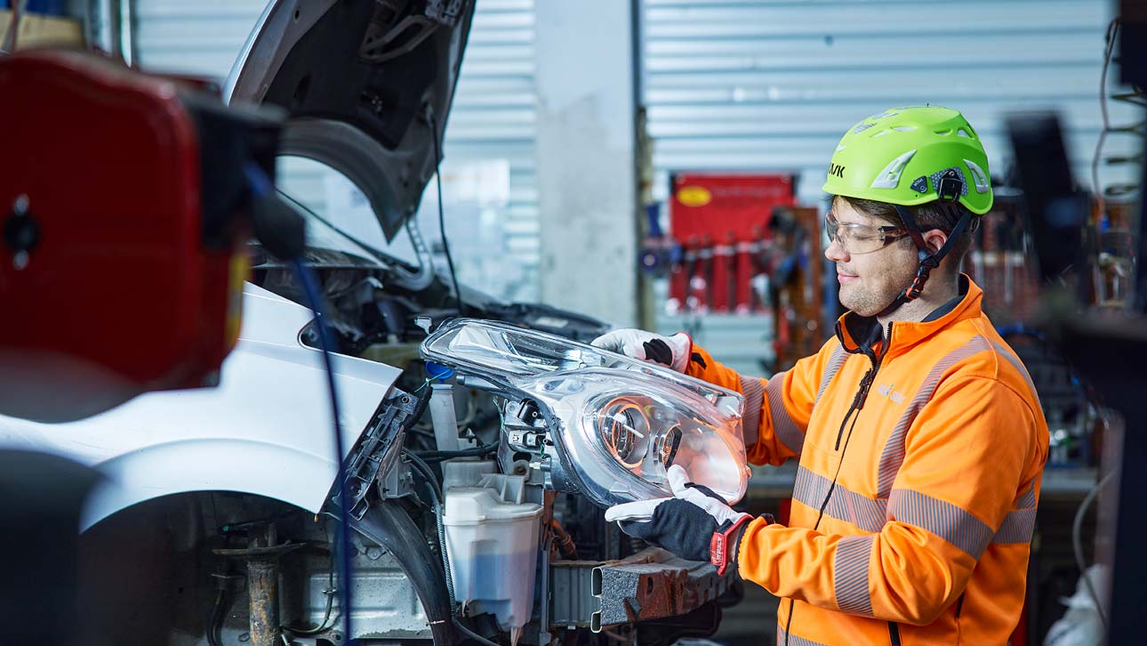 Ragn-Sells Autoparts p&aring; Skedsmokorset demonterer vrakbilene som vi f&aring;r inn f&oslash;r vi rengj&oslash;r de brukbare delene og de klargj&oslash;res for videresalg.