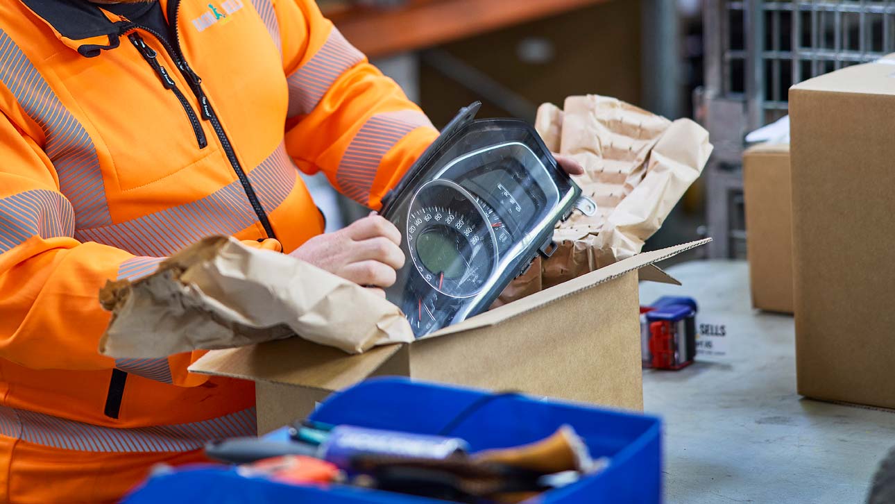 Bestilte deler pakkes og sendes fortl&oslash;pende til hele landet. (Foto: Ragn-Sells Autoparts)