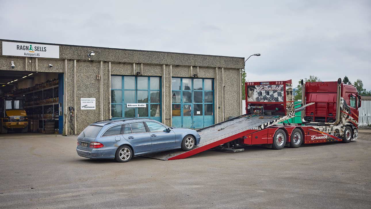 Vrakbiler som vi henter fraktes bilen til v&aring;re mottak for videre behandling og demontering. (Foto: Ragn-Sells Autoparts)